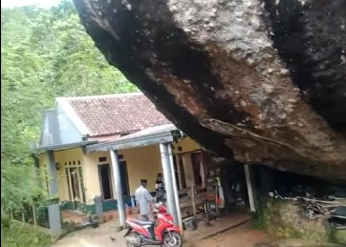 Rumah Ini Mendadak Viral Karena Berada di Samping Batu Ukuran Raksasa