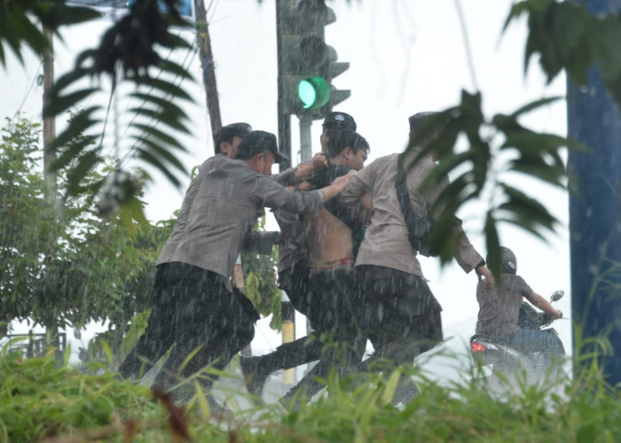 48 Pendemo Diamankan Dalam Kericuhan Demo Tolak UU Cipta Kerja di Depan Kantor 'Wakil Rakyat'