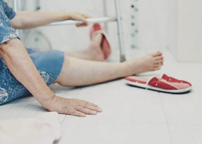 Bisa Berakibat Fatal, Ternyata Ini Alasan Jatuh di Kamar Mandi Tidak Boleh Langsung Diangkat