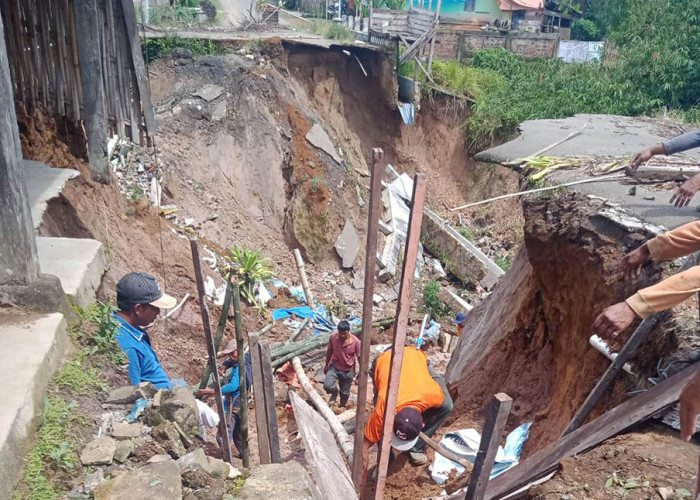 Tolong Pak! Longsor Tambah Parah, Dua Rumah Tinggal Menunggu Ambruk  