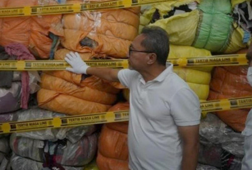 Jumat Bersih, Mendag Zulkifli Hasan Bakar Pakaian Bekas Senilai Rp 8,5 Miliar 