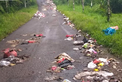 Tolong Pak! Sampah di Balik Bukit tak Diangkut Sampai Bertaburan  