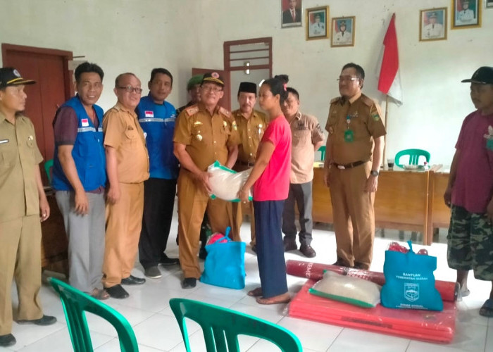 Kepala BPBD Tanggamus Serahkan Bantuan untuk Warga yang Terdampak Puting Beliung