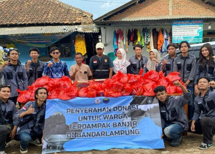 Peduli Korban Banjir, Mahasiswa Teknik Teknokrat Serahkan Sejumlah Bantuan