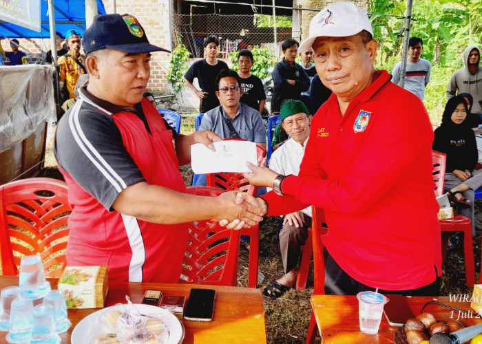 PLT Kadis Kominfo Mewakili Bupati Tanggamus Membuka Turnamen Sepak Bola Mini sekaligus Memberikan Bantuan