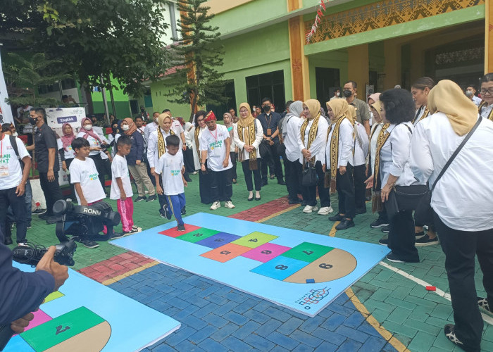 Bersama Anak-anak, Ibu Negara Lakukan Senam Hingga Main Congklak