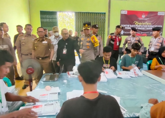 Pantau Kegiatan Sortir dan Lipat Suara Pemilu 2024 Ini Pesan Pj Bupati Mesuji 