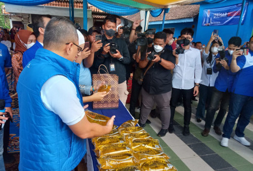 Mendag Zulkifli Hasan Bagikan 2.000 Liter Minyakita secara Gratis di Kelurahan Keteguhan
