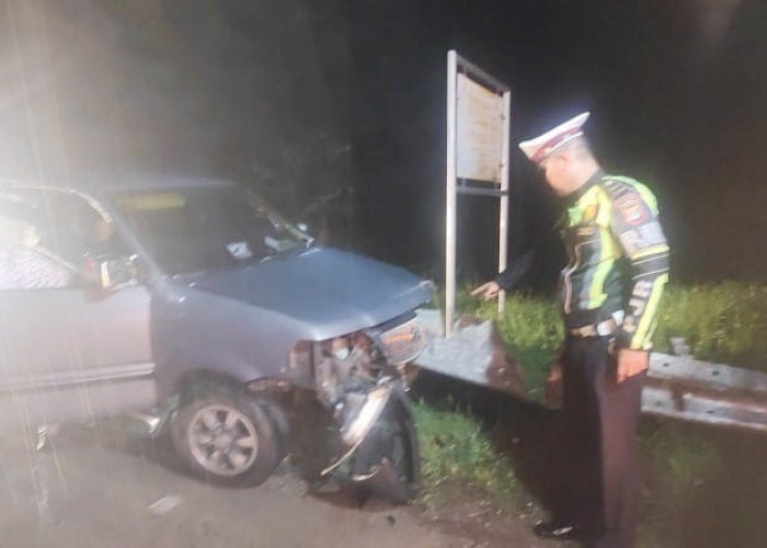 Sopir Ngantuk, Kijang Kapsul Seruduk Pagar Pengaman JTTS
