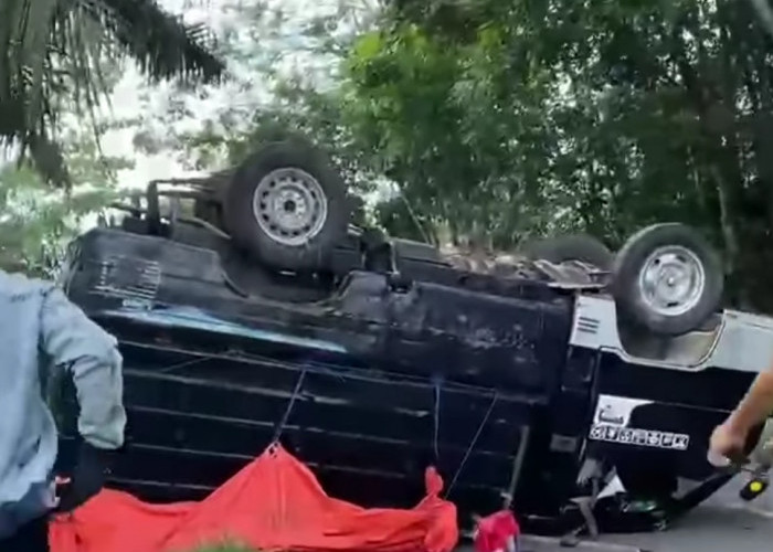Lakalantas Tunggal, Mobil Pikap Terbalik di Jalintim Tulang Bawang Lampung