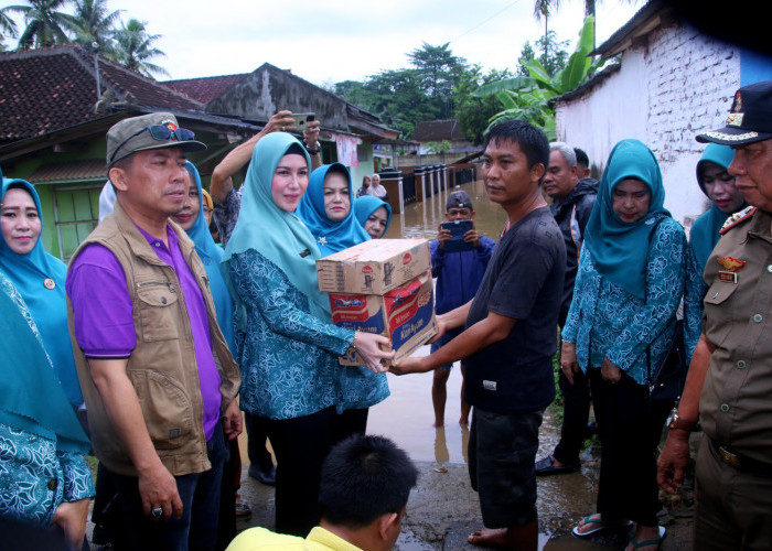 Wakil TP PKK Lampura Bantu Warga Terdampak Banjir