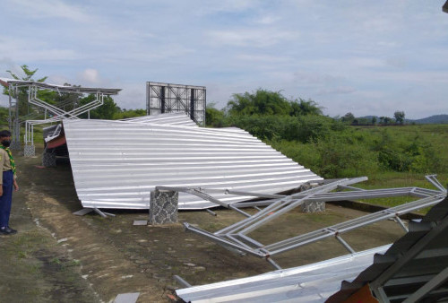 Kanopi Parkir DPRD Pringsewu Ambruk