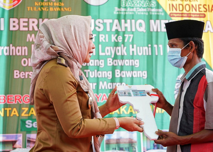 Bupati Winarti Serahkan 11 Kunci Program Bedah Rumah