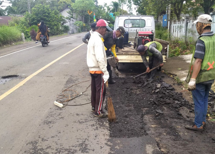 Akhirnya, Jalan Rusak di Jalinbar Tanggamus Diperbaiki  
