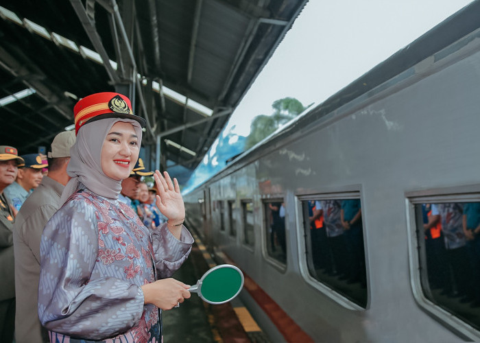 Wagub Jihan Lepas Peserta Mudik Gratis di Stasiun Tanjung Karang 