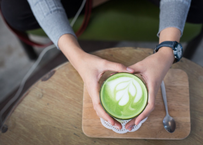 Benarkah Kafein di Matcha Lebih Banyak dari Kopi? Simak Manfaat dan Efek Sampingnya