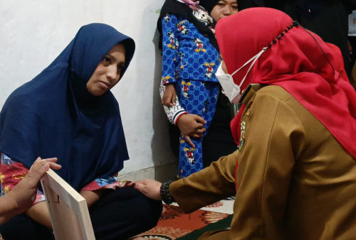 Datangi Kediaman Korban Tertabrak Kereta, Sambil Teteskan Air Mata Eva Dwiana Beri Dukungan Moril ke Keluarga