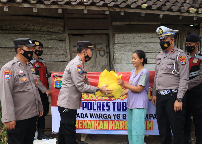 Polres Tubaba Serahkan Bansos Bagi Warga Kurang Mampu