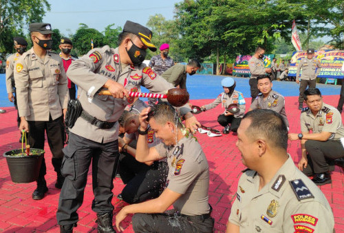 Puluhan Anggota Polres Pesawaran ‘Mandi’ Kembang  