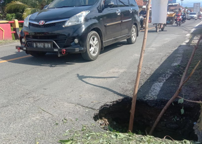Waspada! Ada Jalan Berlubang di Ruas Jalinbar Pesisir Tengah