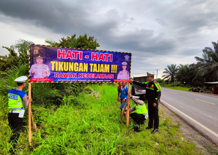 Cegah Lakalantas, Polisi Pasang Spanduk Peringatan