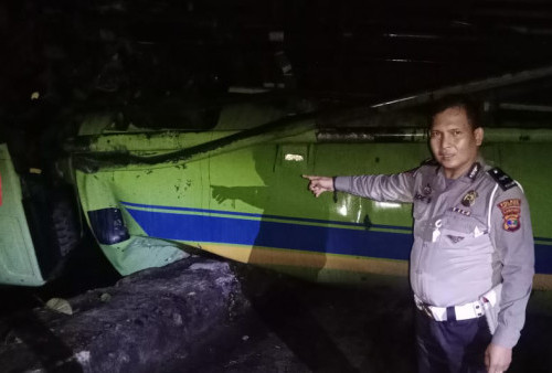 Jalan Licin Sebabkan Truk Pengangkut CPO Terbalik di Jalinbar Pesisir Barat