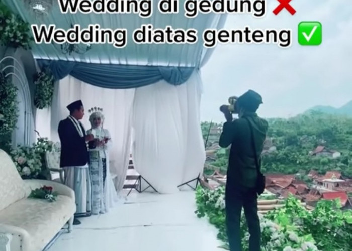 Beda dari yang Lain! Pengantin Ini Gelar Resepsi di Atas Genting Rumah, Mau Coba?