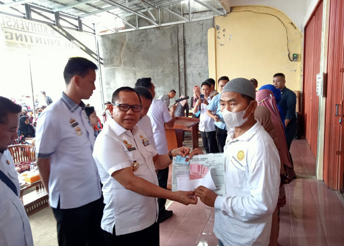 Sulpakar Serahkan BLT BBM kepada Masyarakat Mesuji