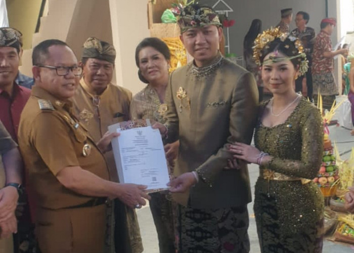Sedang Nikah, Penjabat Bupati Mesuji Serahkan Dokumentasi Kependudukan