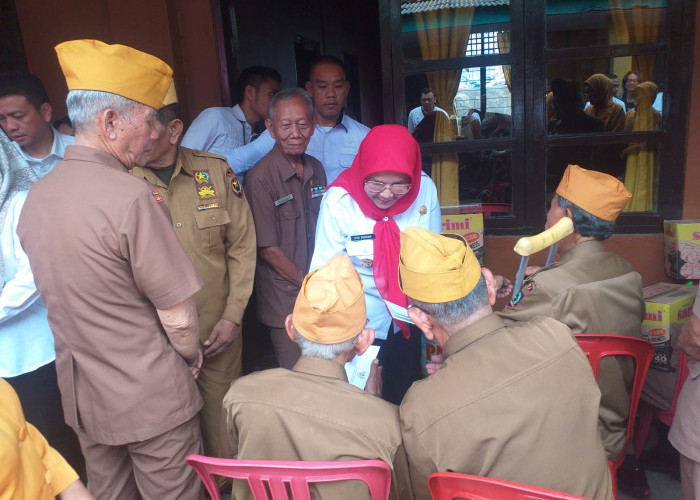 Masih Peringati Hari Pahlawan, Wali Kota Kunjungi dan Berikan Bingkisan Kepada Puluhan Veteran 