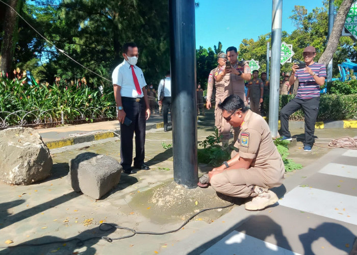 Tiang Ilegal Dibongkar, Ternyata tak Ada yang Mengakui