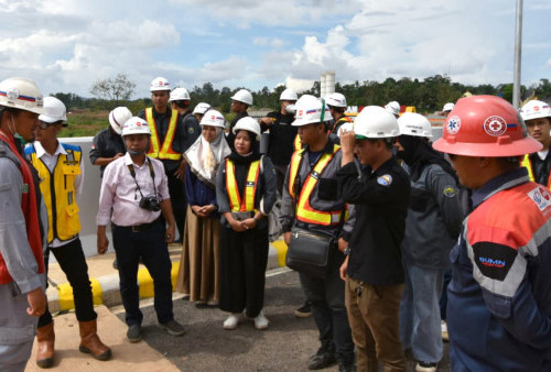 Mahasiwa UTI Kunjungi Bendungan Marga Tiga
