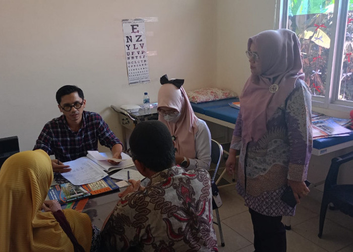 Calon Jamaah Haji Pesisir Barat Lakukan Cek Kesehatan