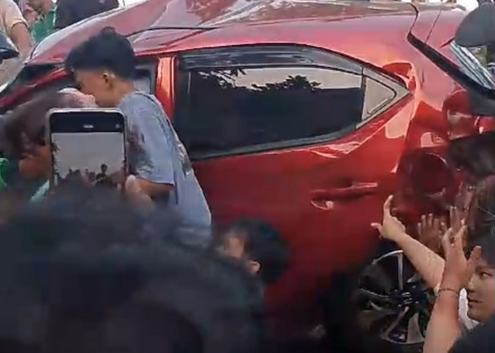 Mobil Terseret 30 Meter, Dua Orang Luka Berat Akibat Menerobos Perlintasan Kereta Api di Bandar Lampung