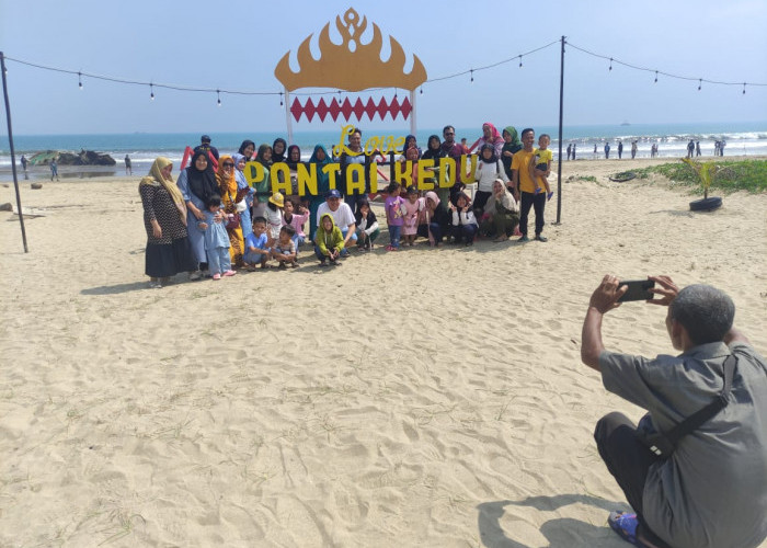 Wisata Pantai Kalianda Jadi Tempat Favorit Liburan Keluarga