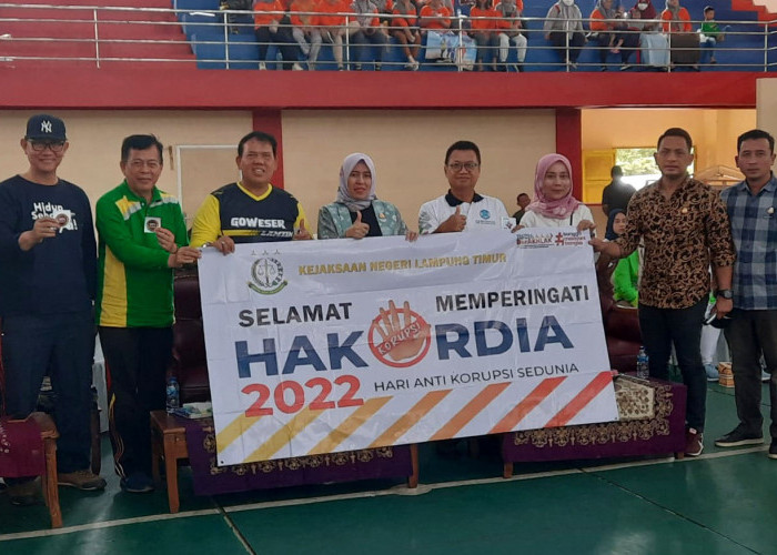 Hari Anti Korupsi Sedunia, Kejari Lampung Timur Bagi-Bagi Stiker