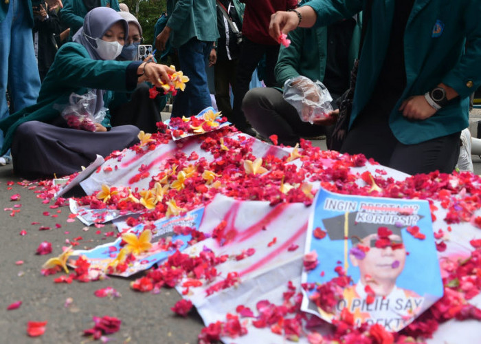 Aksi Teatrikal Tabur Bunga di Depan Unila Sempat Tutup Akses Jalan