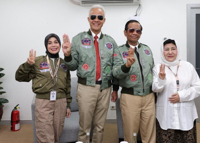 Bikin Salfok, Ganjar Pranowo Mahfud MD Kompak Pakai Jaket Top Gun