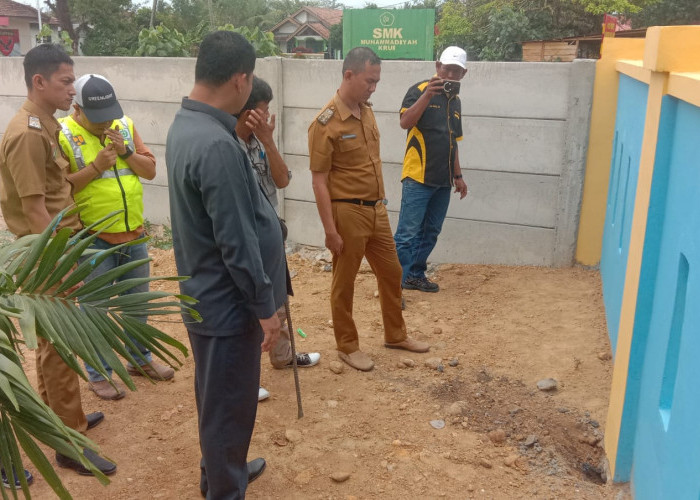 Sidak Proyek Pembangunan Pagar TK Negeri 1 Krui, Komisi II DPRD Pesbar Temukan Kekurangan Volume Pengerjaan