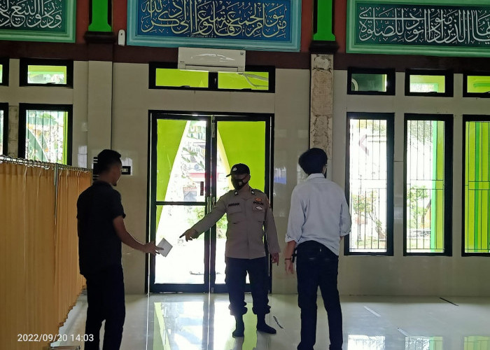 Usai Sholat, Tas Melayang