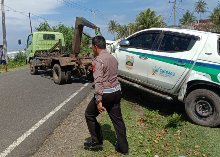 Braak! Randis Diskes Pesisir Barat Hantam Tiang Listrik 
