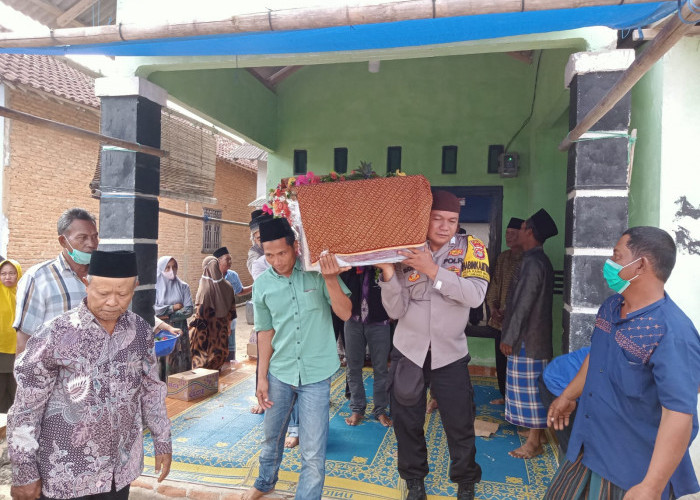 Jenazah 2 PMI Asal Lamtim yang Meninggal di Taiwan Dikebumikan di Kampung Halamannya