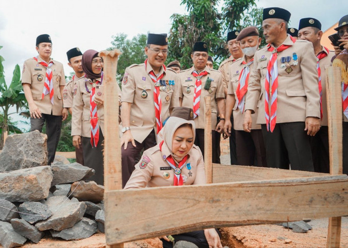 Winarti Letakan Batu Pertama Pembangunan Kantor Kwartir Cabang Pramuka Tulang Bawang