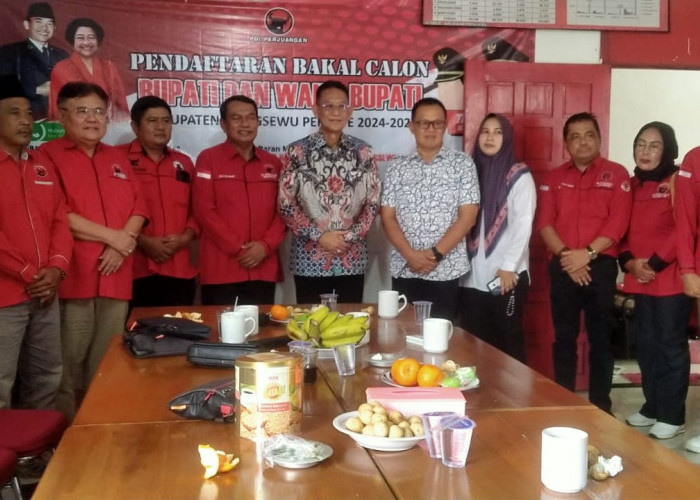 Lanjutkan Pembangunan di Pringsewu, Mantan PJ Bupati Adi Erlansyah Ambil Formulir Bupati di PAN dan PDIP