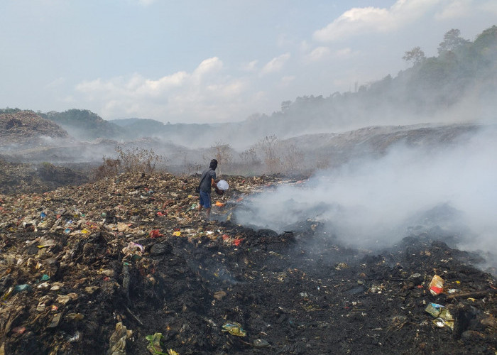 Gunakan Air Seadanya, Warga Bantu Padamkan Api di TPA Bakung