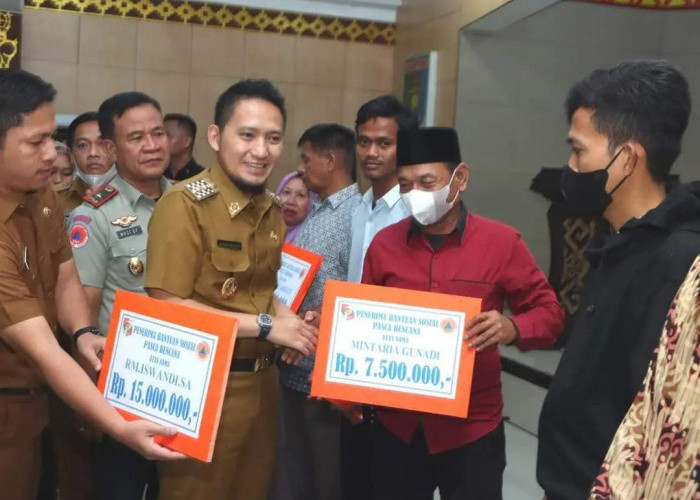 18 KK Tertimpa Bencana Terima Bantuan dari Pemkab Lampura