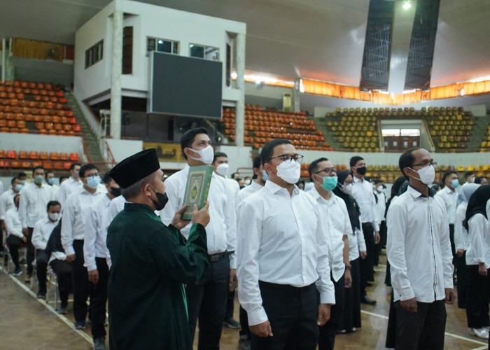 Warek 2 Unila Ambil Sumpah 145 PNS Baru