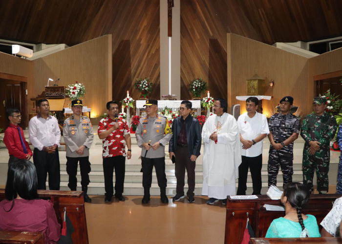 Pj. Sekda Lampung Pastikan Misa Natal Berlangsung Khidmat, Lancar, Aman, dan Kondusif