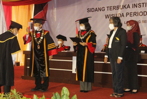 Wisuda 421 Mahasiswa, Rektor Itera Minta Sebarluaskan Iptek untuk Kemaslahatan Masyarakat