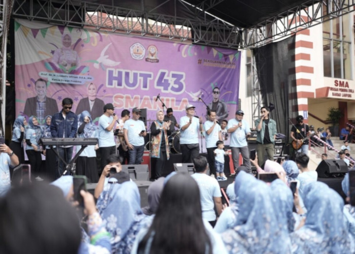 Hadiri Hut ke 43 SMA YP Unila, Wakil Rektor Unila Jalan Sehat Bersama 